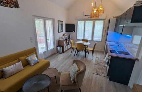 Montargis Bed & Breakfast | Cozy guest room in Montargis with private terrace