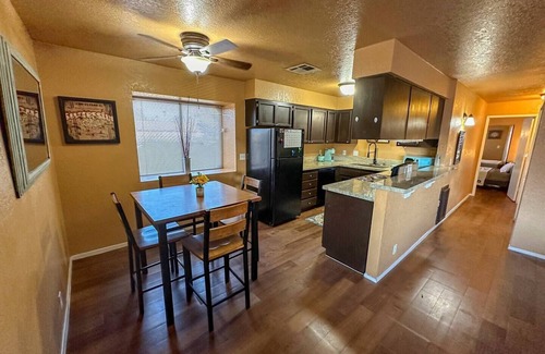 Paradise House | Cozy Harry Reid Airport apartment {pet friendly} five min from the Strip