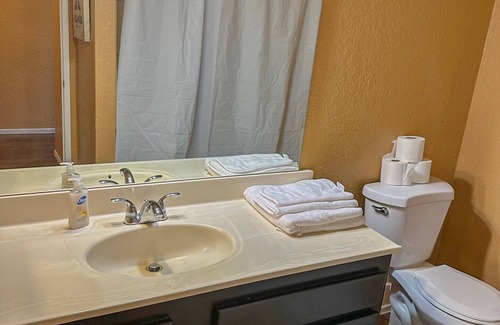 Paradise House | Cozy Harry Reid Airport apartment {pet friendly} five min from the Strip