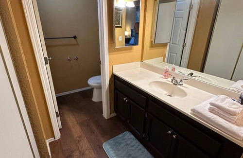 Paradise House | Cozy Harry Reid Airport apartment {pet friendly} five min from the Strip