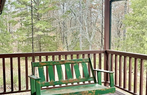 Higden House | Cozy hilltop cabin less than 1 mile from Lacey's marina and WMA land to explore!