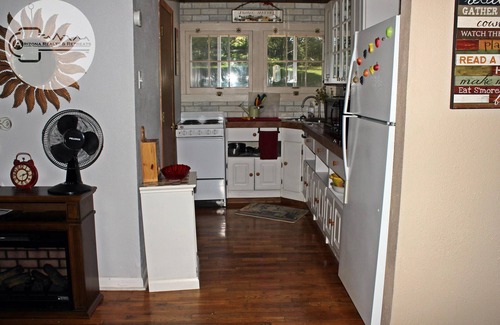 Viola Cottage | Cozy Historic Waterfront Cottage