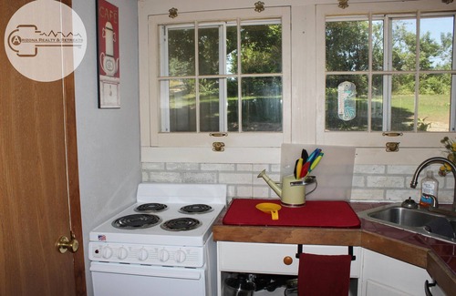 Viola Cottage | Cozy Historic Waterfront Cottage