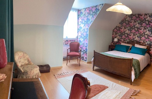 La Chapelle-Saint-Aubin Bed & Breakfast | Cozy House with Pool, Close to Le Mans, Parking Included