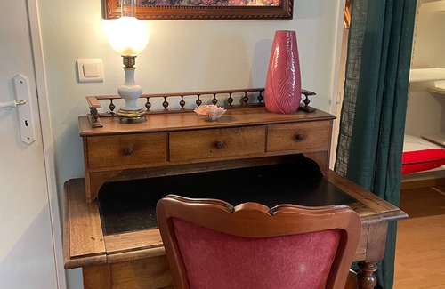 La Chapelle-Saint-Aubin Bed & Breakfast | Cozy House with Pool, Close to Le Mans, Parking Included
