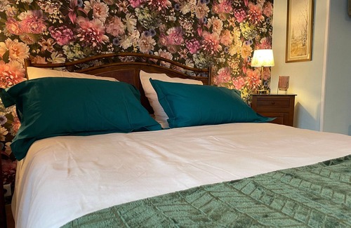 La Chapelle-Saint-Aubin Bed & Breakfast | Cozy House with Pool, Close to Le Mans, Parking Included