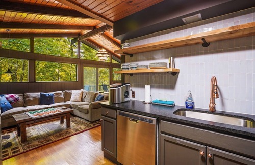 Rockbridge Cabin | Cozy, Hocking Hills Cabin in the woods with a hot tub!