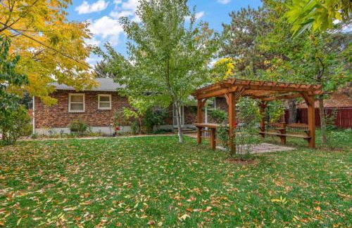 Boise House | Cozy Holiday Hideaway King Bed Free Parking