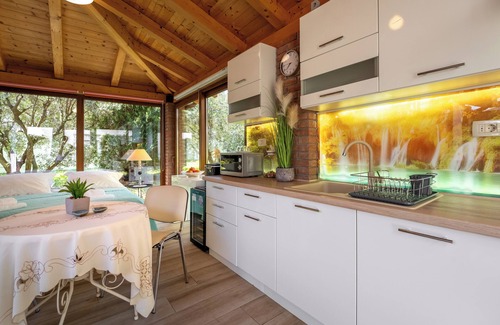 Vrvari Cottage | Cozy Holiday Home with Terrace & Jacuzzi - Poreč, Istria, Croatia