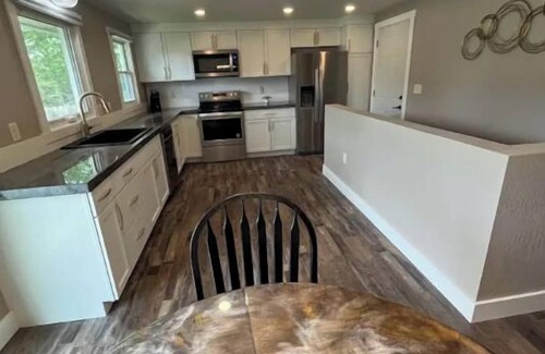 Green Bay House | Cozy Home .5 miles from Lambeau Field