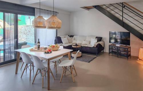 Fazana House | Cozy Home In Fazana With Kitchen