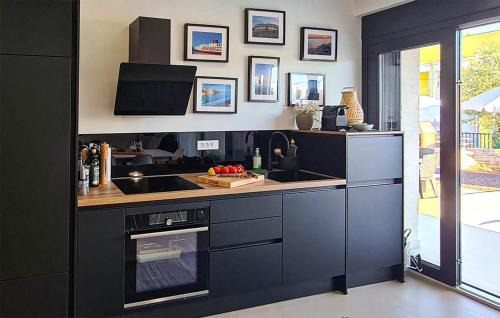 Fazana House | Cozy Home In Fazana With Kitchen