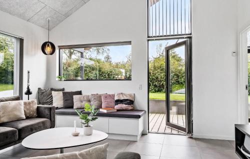 Hejlsminde Strand House | Cozy Home In Hejls With Sauna