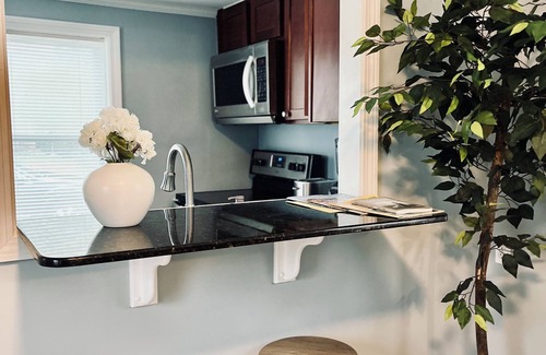 Warwick House | Cozy Home in Oakland Beach Nearby Airport