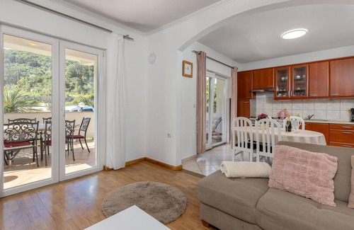 Rab Town House | Cozy home in Supetarska Draga with WiFi