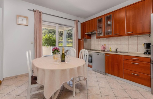 Rab Town House | Cozy home in Supetarska Draga with WiFi