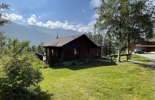 Eagle River House | Cozy home in the wilderness with beautiful mountain views