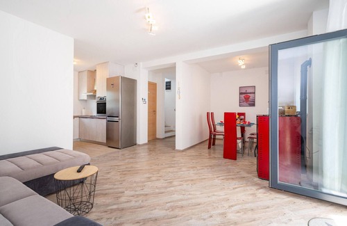 Turanj House | Cozy home in Turanj with jacuzzi