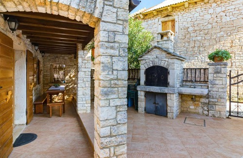 Modrusani House | Cozy Home In Zminj With Kitchen