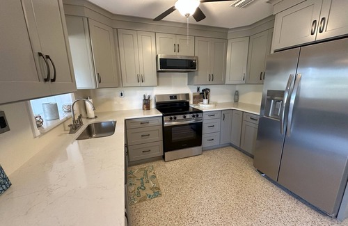 Crystal River House | Cozy Home large Yard , Pets OK , Room for boats , Boat Ramp, Great Location !