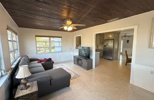 Crystal River House | Cozy Home large Yard , Pets OK , Room for boats , Boat Ramp, Great Location !