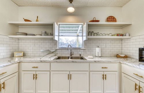 Liberty Hill House | Cozy home near river access with firepit & playground