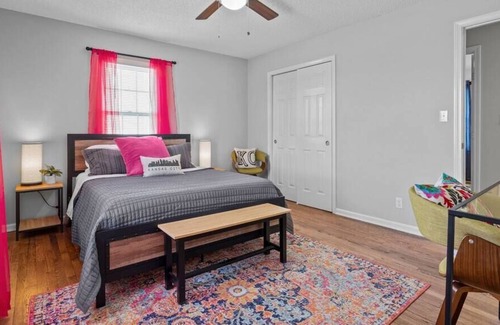 Independence House | Cozy Home Quiet Mins from KC Attractions