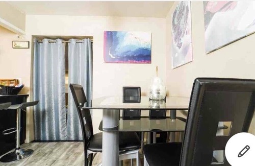 Parkway-South Sacramento House | Cozy home w/ a King size bed near Hospital and Downtown.