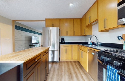 McKinleyville House | Cozy Home w/Large Yard, Free WiFi, & Private Hot Tub - Close To Bluffs & Trail
