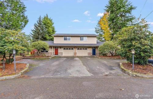 West Lake Stevens Apartment | Cozy home, Walk to Lake, Food & Shops, EV Charger