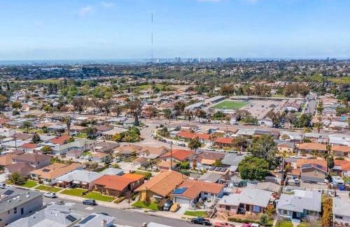 Oak Park House | Cozy Home with Downtown View