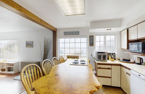 Trinidad House | Cozy home with hot tub, incredible ocean views, WiFi & private deck
