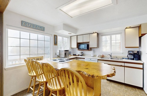 Trinidad House | Cozy home with hot tub, incredible ocean views, WiFi & private deck