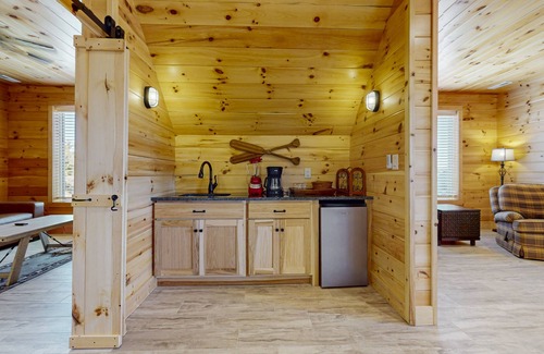 Sevierville House | Cozy home with lake views, free attraction tickets, games and streaming TV's