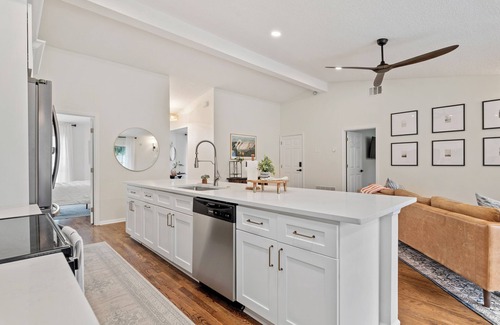 Southside House | Cozy home with large fenced in yard just minutes to Mayo, UNF, and beaches.