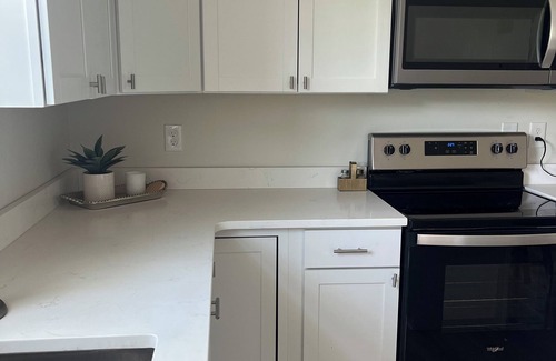 Newport House | Cozy home with Mountain Views! Pet friendly!