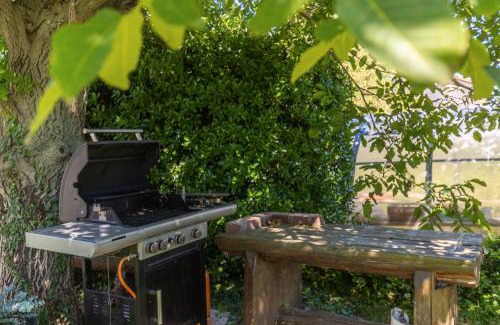 Sarsoni Apartment | Cozy Home with Private Garden - Happy Rentals