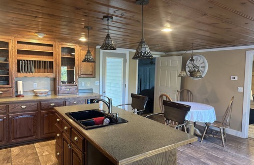 Mammoth Spring House | Cozy Home with River View