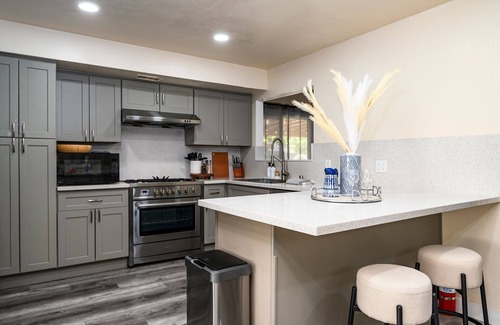 Huntington Beach House | Cozy house 4 bd/2 ba in Huntington Beach. Disneyland, Beach, Shopping, Foods