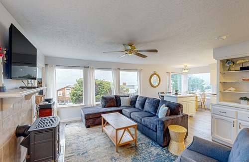 Nelscott House | Cozy house close to beach - hot tub & ocean views