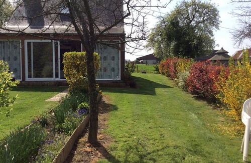 Cerisy-Belle-Etoile Cottage | Cozy house in Cerisy-Belle-Étoile, pets allowed, WIFI, countryside view