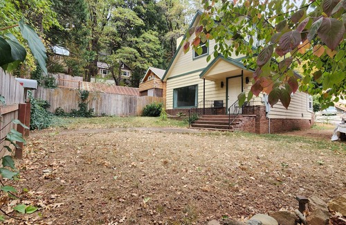Dunsmuir House | Cozy house in charming Dunsmuir with AC and WiFi