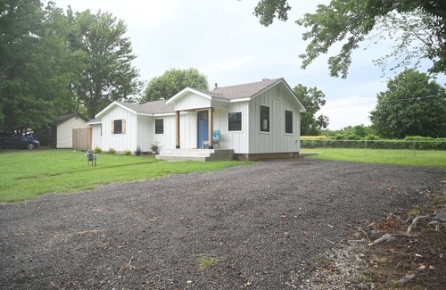 Eufaula House | Cozy house in quiet area of Eufaula, 1 block to lakeshore, completely renovated!
