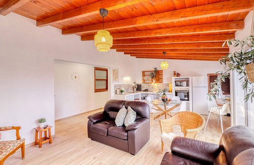 El Guincho Ski Chalet | Cozy House w/BBQ, Teide Views, Near Town