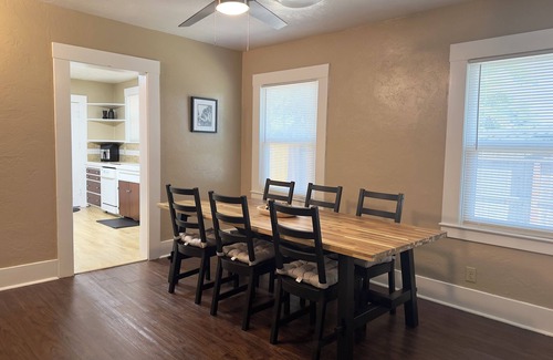 Hanford House | Cozy House with King Bed and Modern Bathrooms