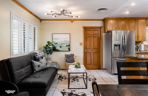 Greenacres House | Cozy Hygge Home 3 Bedroom 2 Bath with Pool & 2 King Beds