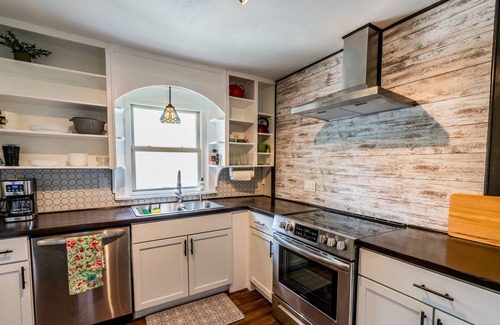 Kansas City Cottage | Cozy in KC! Laundry, Kitchen, Deck, Parking, near downtown and the Northland