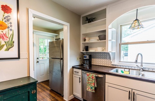 Kansas City Cottage | Cozy in KC! Laundry, Kitchen, Deck, Parking, near downtown and the Northland