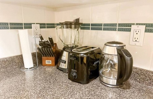 Downtown Eastside Villa | Cozy Industrial Townhouse, King Bed, 3 Min to Downtown