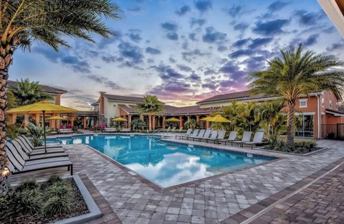 Kissimmee Apartment | Cozy King Bed, Pet-Friendly, 15 Min to Disney